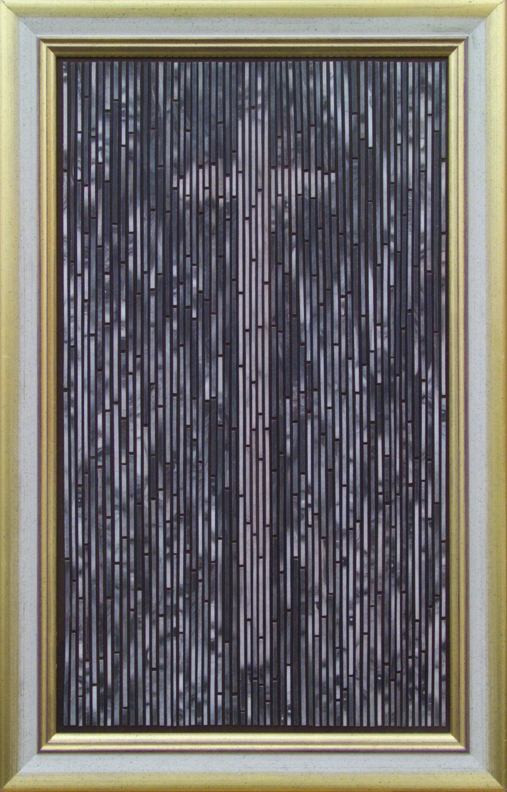 Ein Kreuz aus Gesichtern vor einem schwarz-weißem Regen aus Gesichtern in den Maßen 64 x 40 cm. Von Carsten Schneider