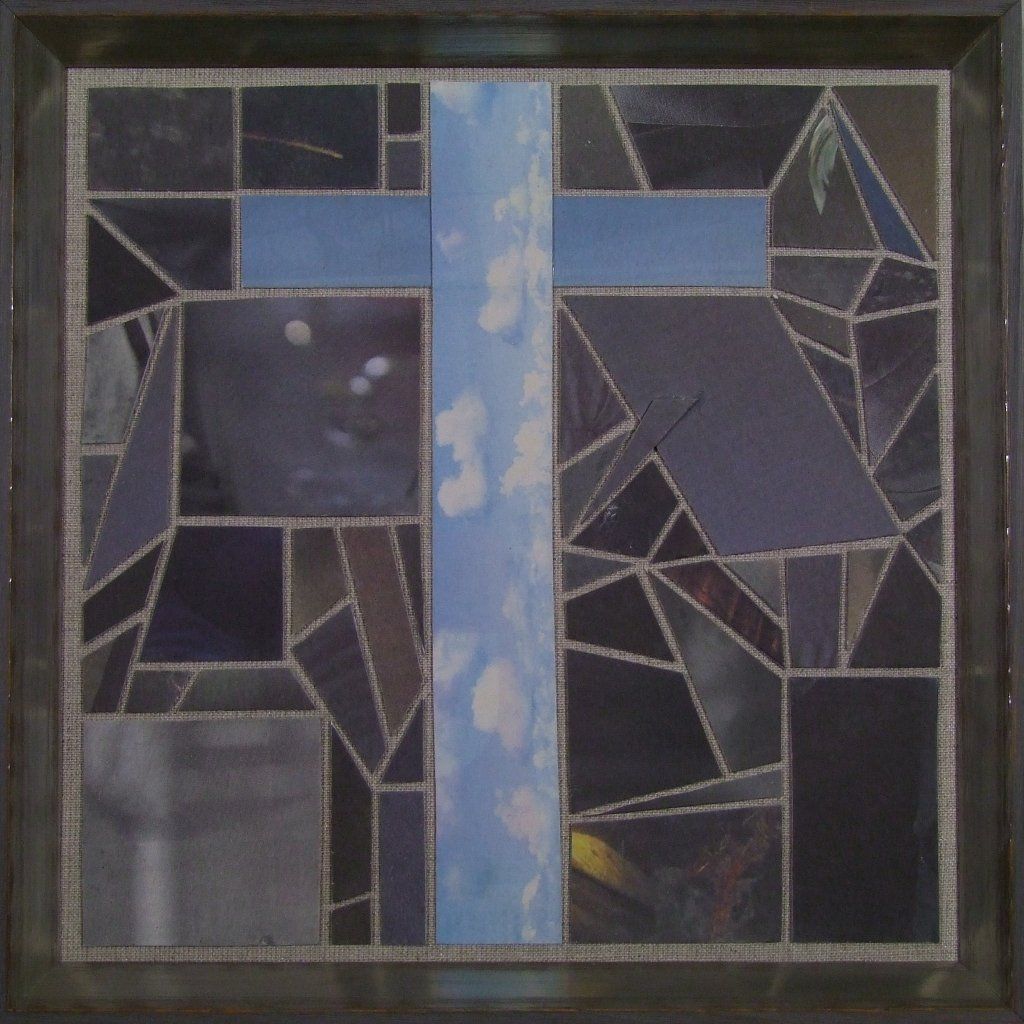 Ein blaues Wolkenhimmelkreuz steht in schwarzer Landschaft aus blauem Zeitungspapier.