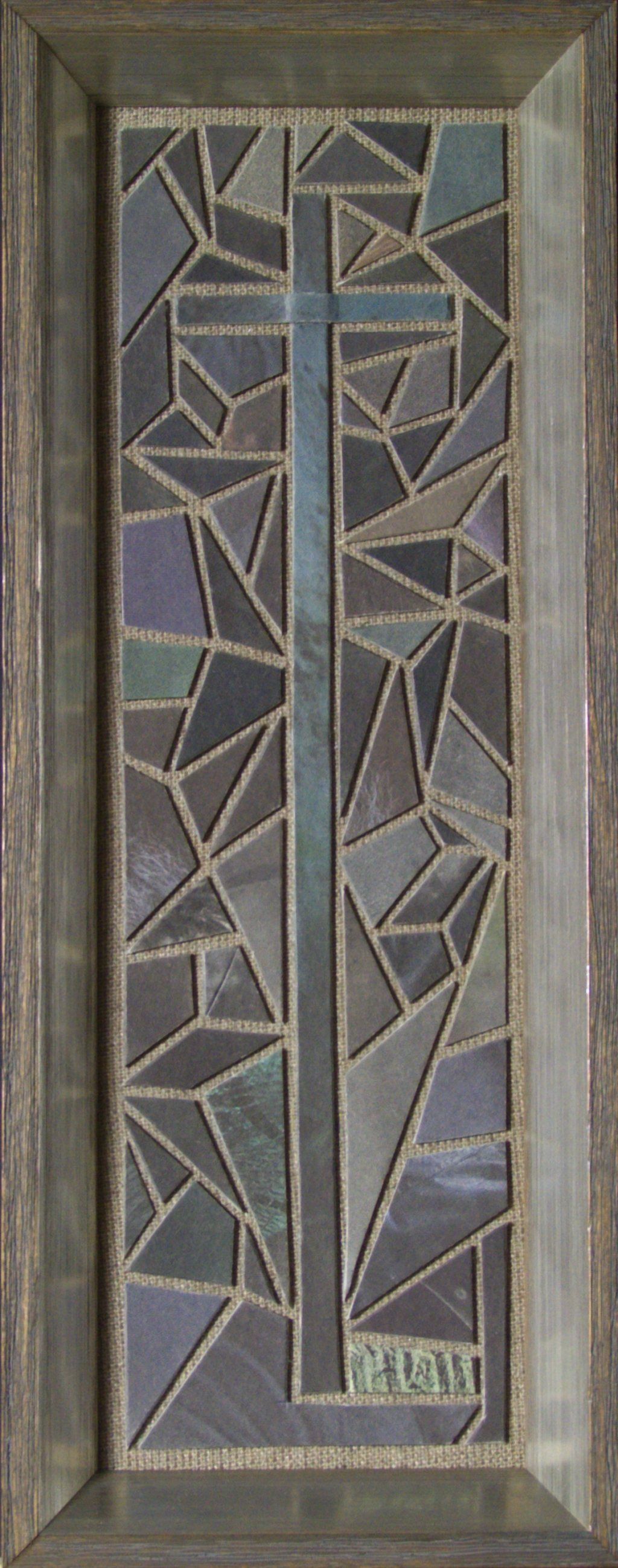 Ein schwarzes Kreuz aus Zeitungspapier vor schwarzem Grund aus Zeitungspapier.