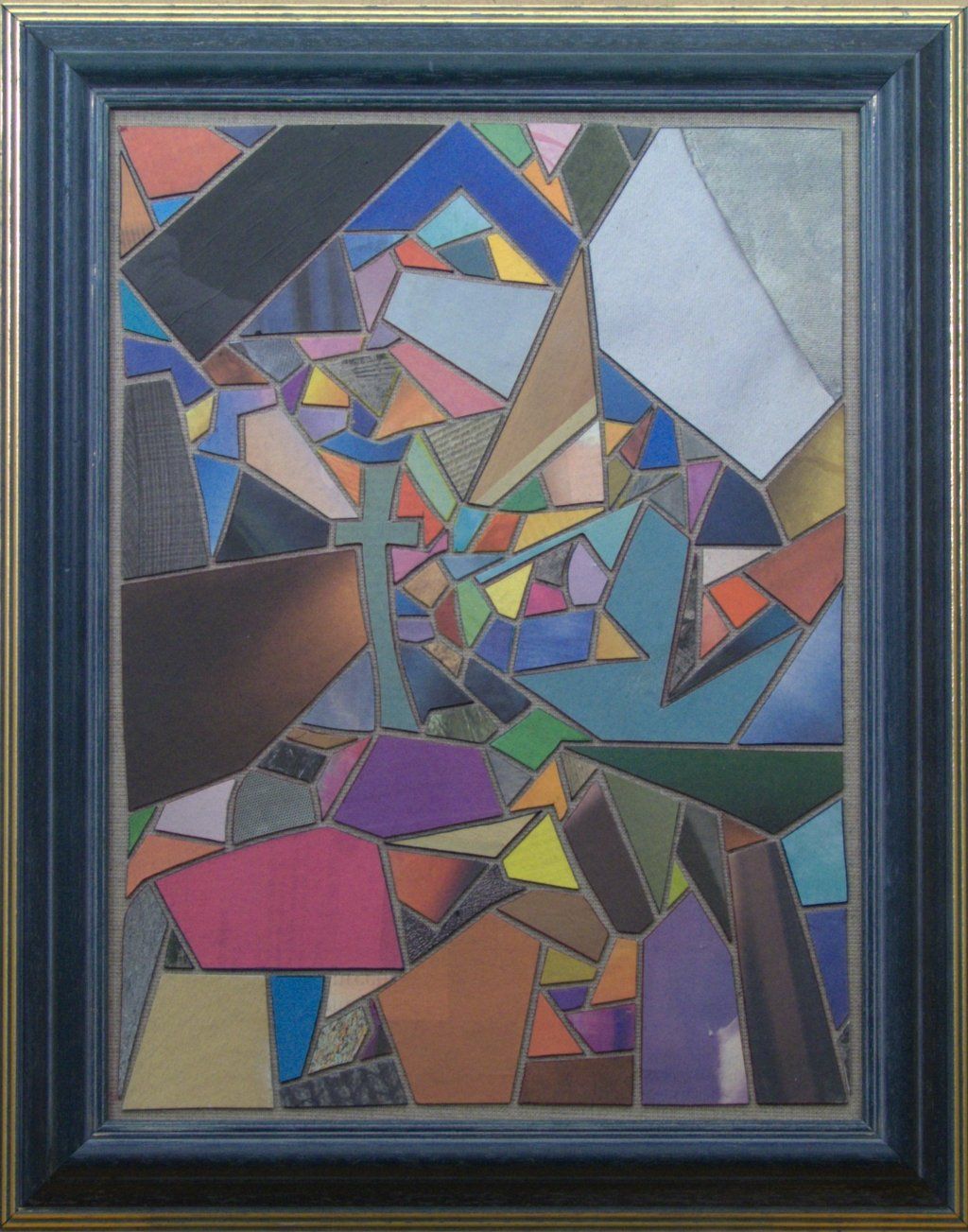 In einem Farbenmeer aus Zeitungsausschnitten steht rechts von der Mitte ein elastisches grünes Kreuz aus Zeitungspapier.