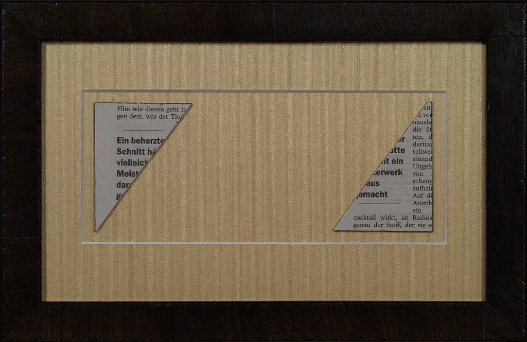 Gerahmte Textcollage aus zwei dreieckig geschnittenen Zeitungsausschnitten.
