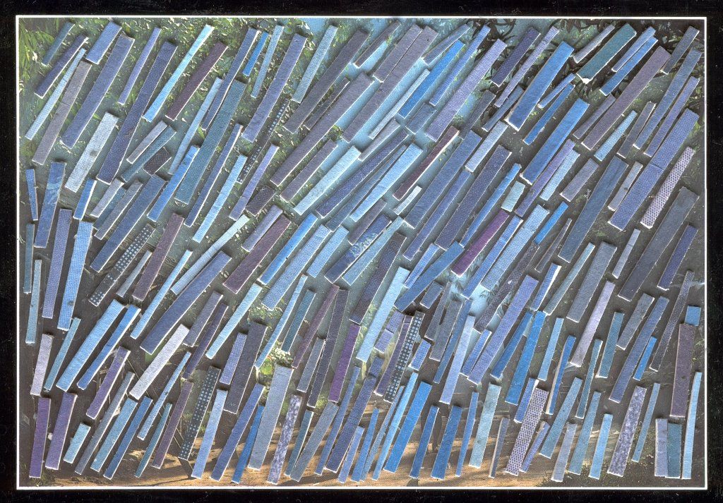 Postkartencollage mit vielen blauen, schräg gesetzten Streifen auf dunklem Grund.
