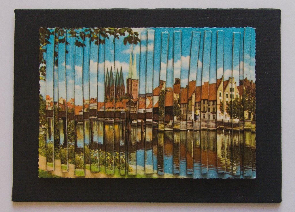Postkartencollage mit Lübecker Stadtansicht und senkrecht gefalteten Bildstreifen.