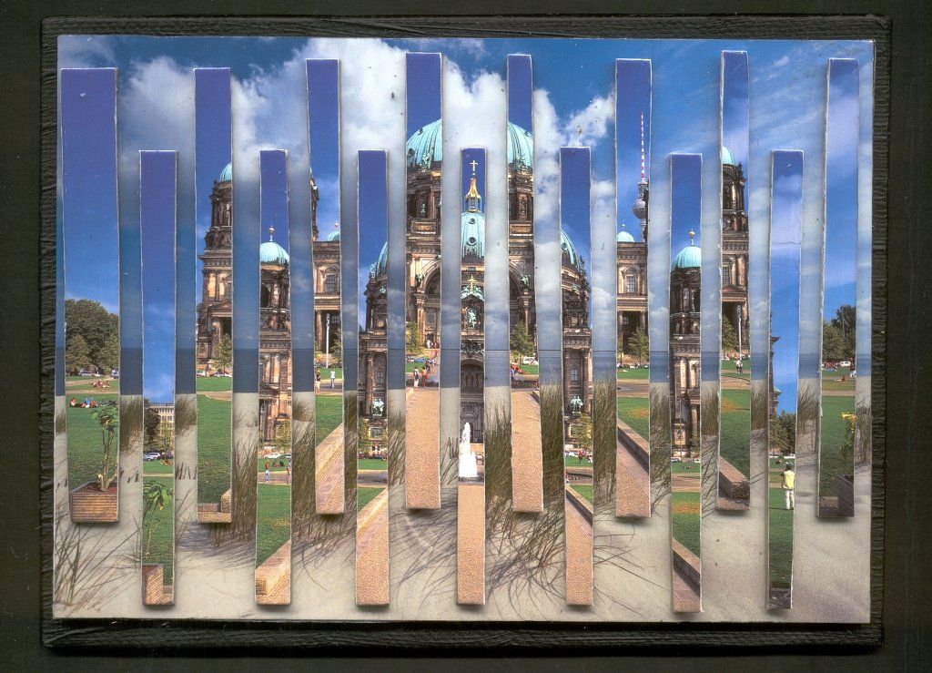 Postkartencollage mit Berliner Dom, Himmel und Wolken, montiert aus senkrechten Bildstreifen.