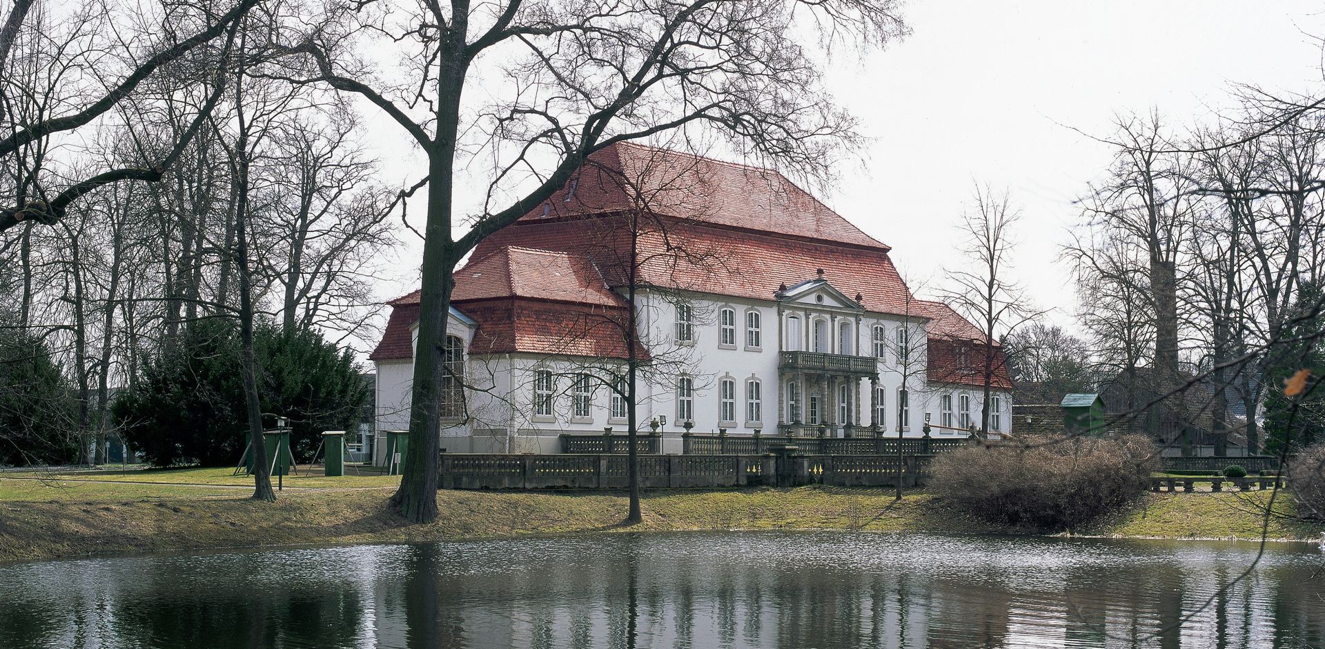 Photo: Deutsche Stiftung Denkmalschutz Schloss Wiepersdorf über den Weiher betrachtet