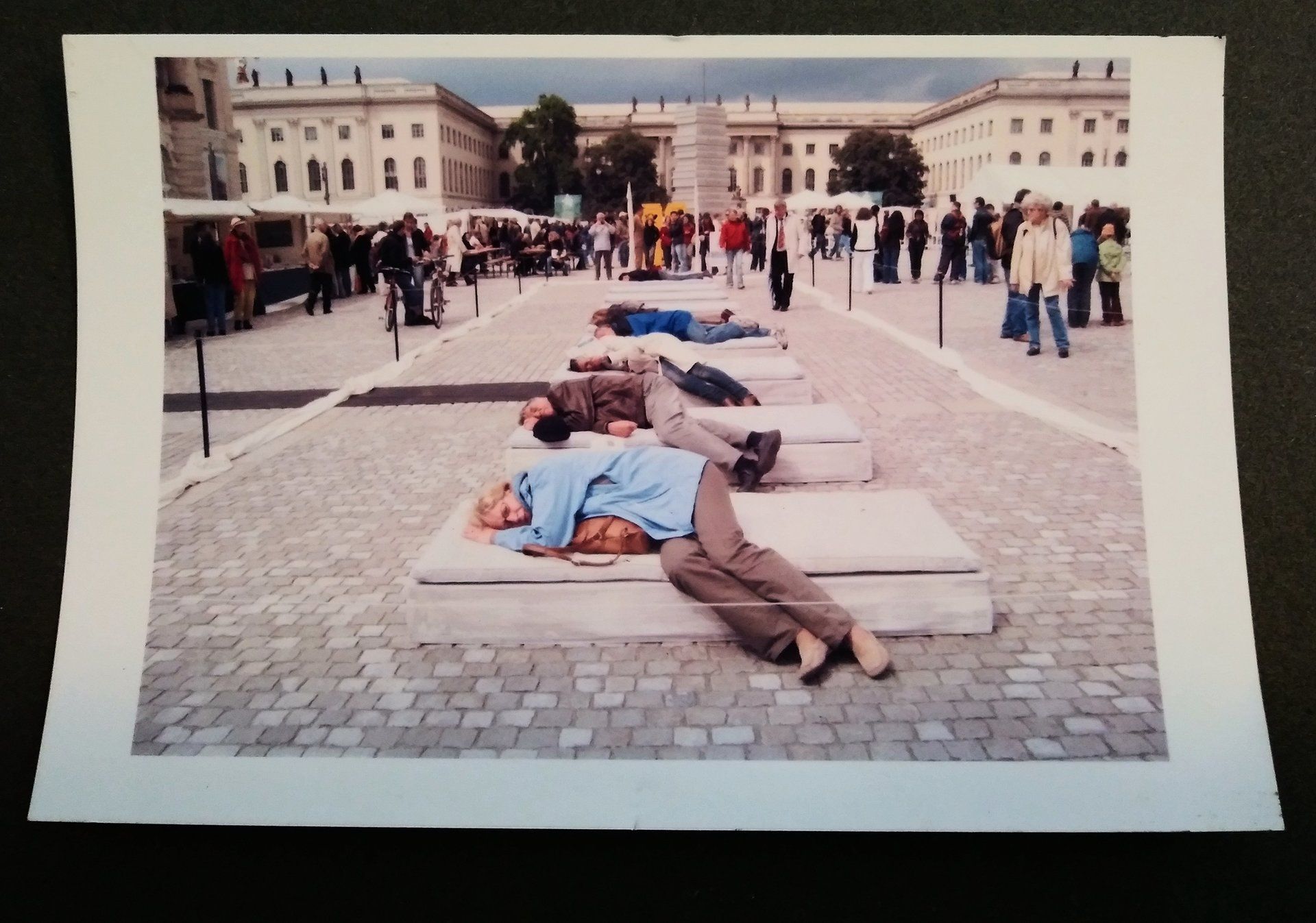 Photo Bebelplatz. Eine Hörspielinstallation von Carsten Schneider zum Gedenken an Heinrich Heine