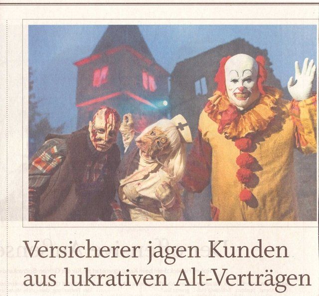 Zeitungsausschnitt „Kurzschlüsse“: Gestalten in furchteinflößenden Kostümen, darunter ein böser Clown; darunter die Schlagzeile „Versicherer jagen Kunden aus lukrativen Alt-Verträgen“.