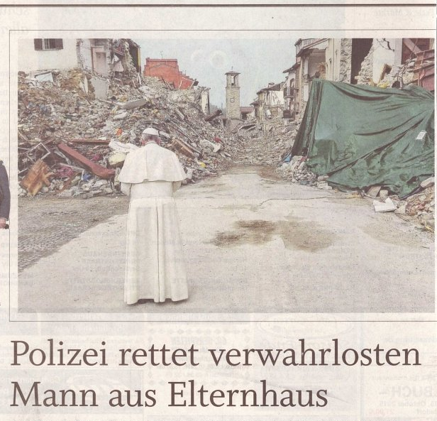 Zeitungsausschnitt „Kurzschlüsse“: Papst Franziskus von hinten vor Trümmern stehend; darunter die Schlagzeile „Polizei rettet verwahrlosten Mann aus Elternhaus“.