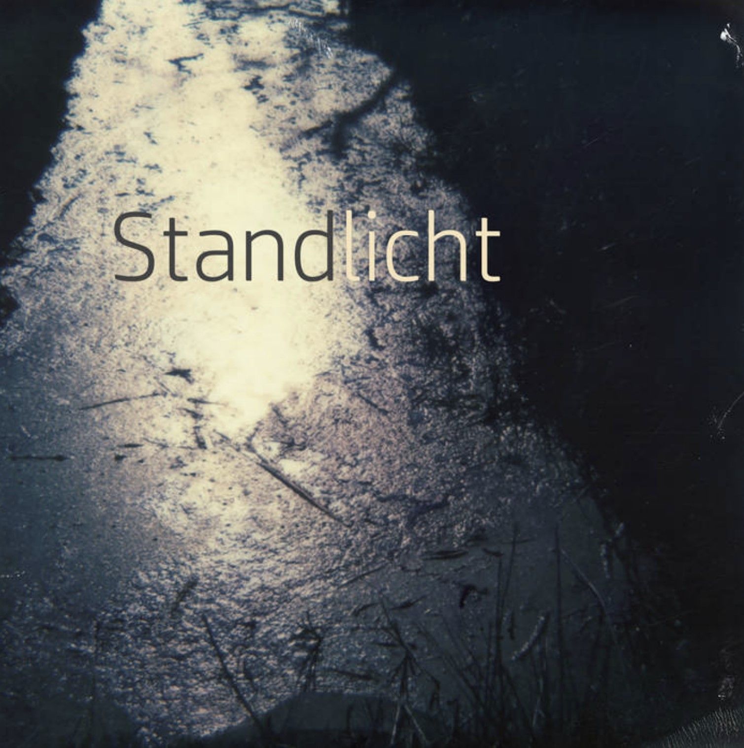 Coverbild des Hörbuchs STANDLICHT von Jacqueline Majumder. Polaroid von Jacqueline Majumder