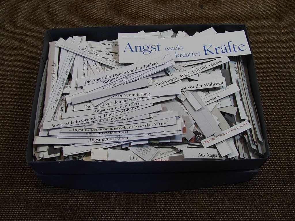 Angst-Sammlung. Zeitungsausschnitte, Tagesspiegel. Auf Pappe kaschiert und sortiert.