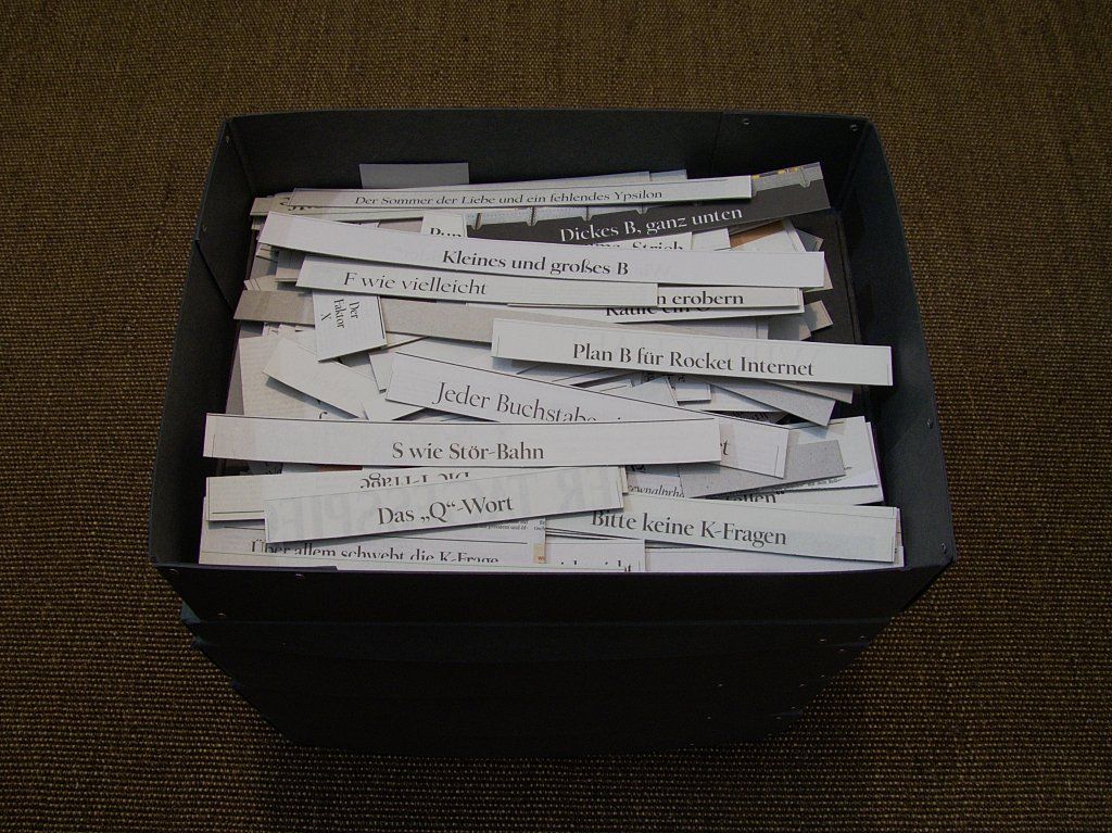 Buchstaben-Sammlung. Zeitungsausschnitte, Tagesspiegel. Auf Pappe kaschiert und sortiert.