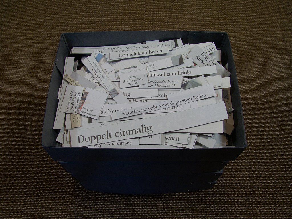 Doppelte-Sammlung. Zeitungsausschnitte, Tagesspiegel. Auf Pappe kaschiert und sortiert.