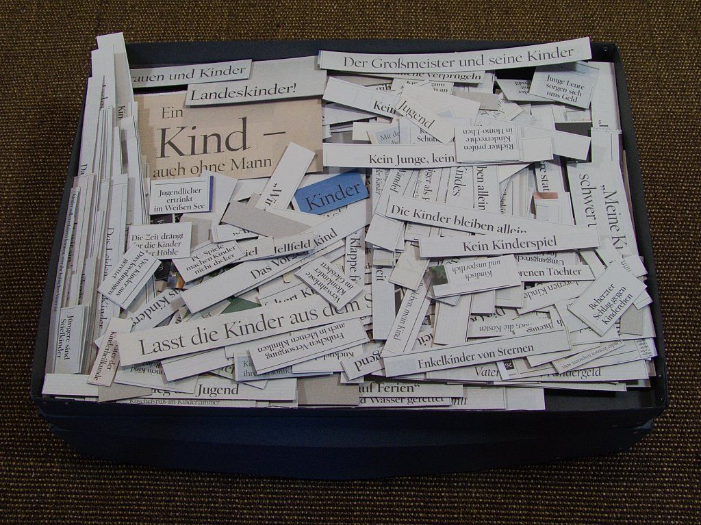 Kinder-Sammlung. Zeitungsausschnitte, Tagesspiegel. Auf Pappe kaschiert und sortiert.