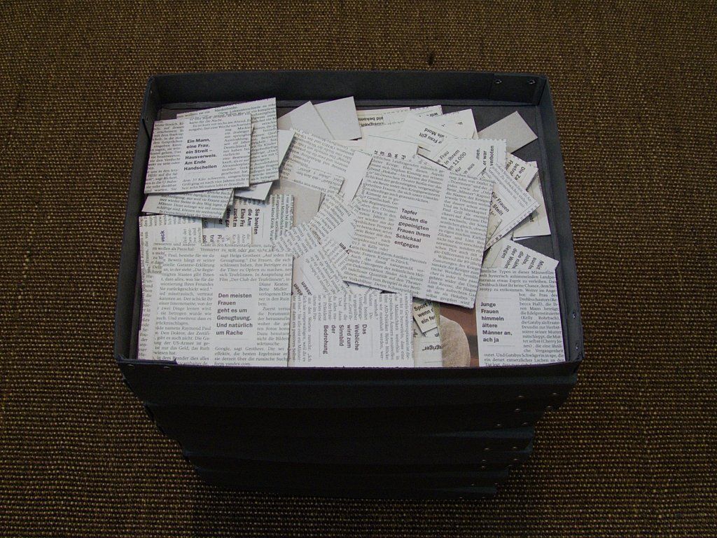 Frauen-Sammlung. Zeitungsausschnitte, Tagesspiegel. Auf Pappe kaschiert und sortiert.