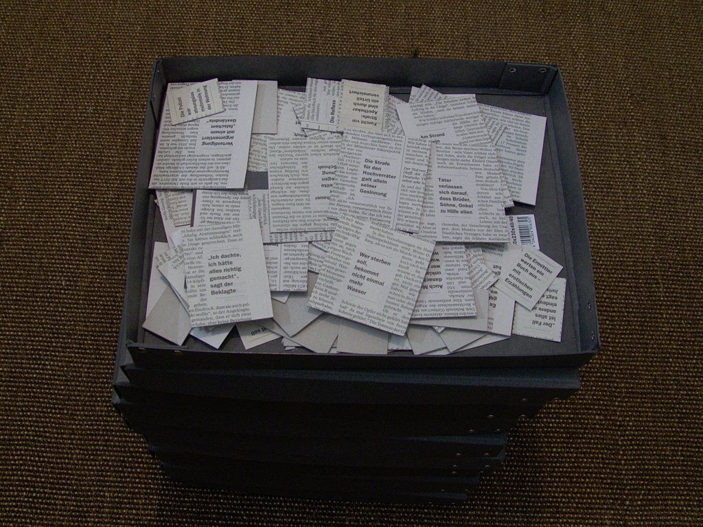 Gerichts-Sammlung. Zeitungsausschnitte, Tagesspiegel. Auf Pappe kaschiert und sortiert.