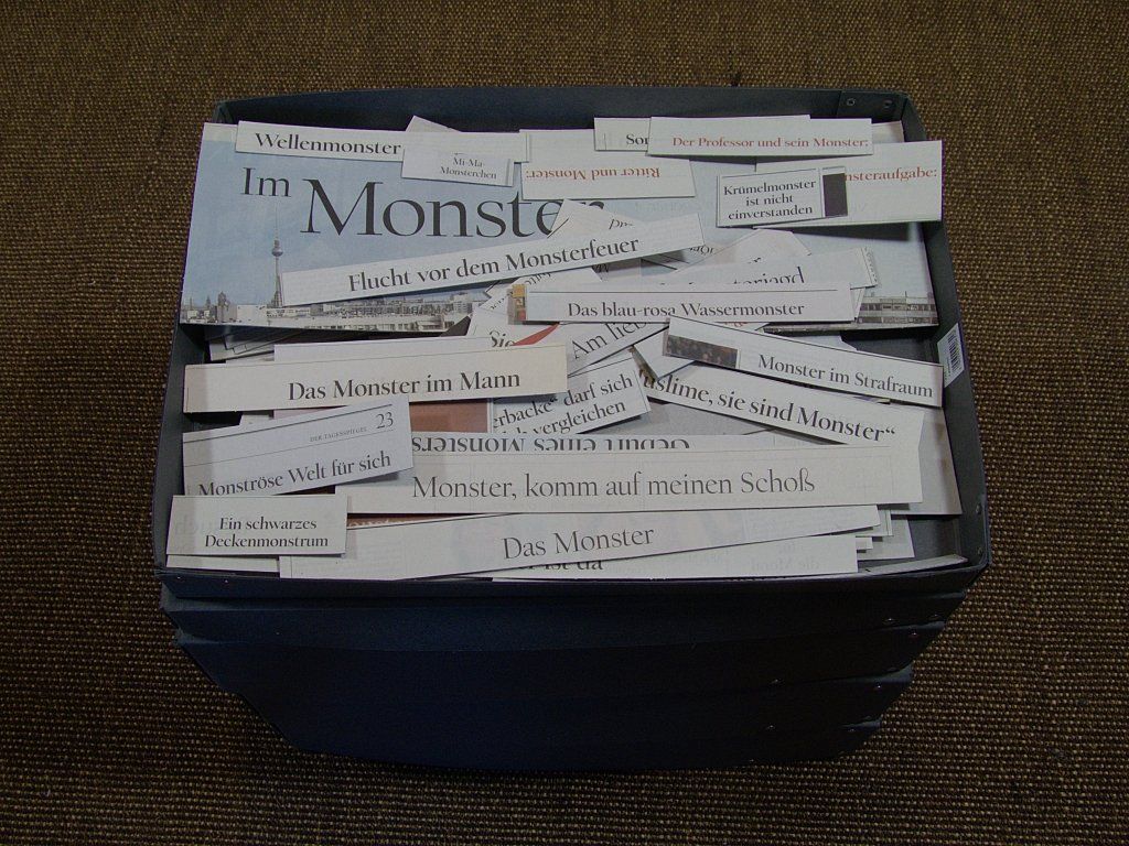 Zeitungsausschnitte, Berliner Tagesspiegel. Allesamt auf Pappe geklebt und erneut fein ausgeschnitten und sortiert.