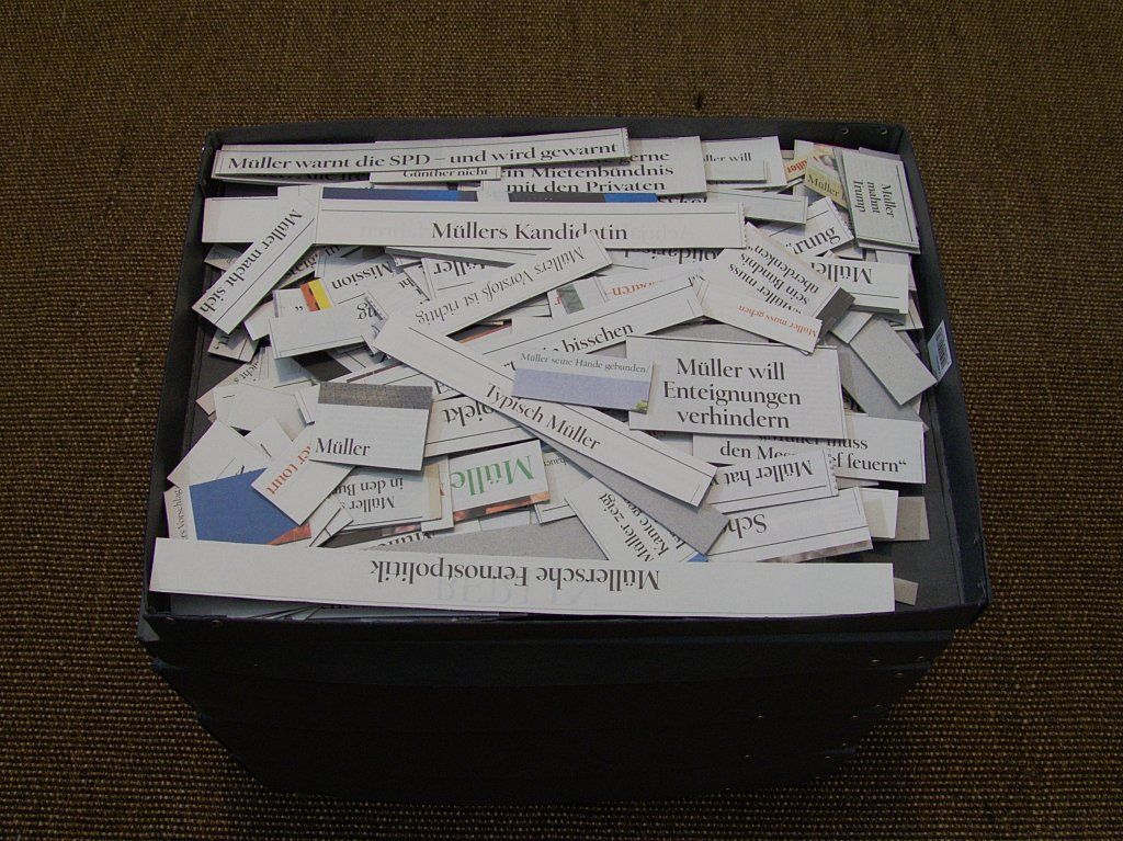 Müller-Sammlung. Zeitungsausschnitte, Tagesspiegel. Auf Pappe kaschiert und sortiert.
