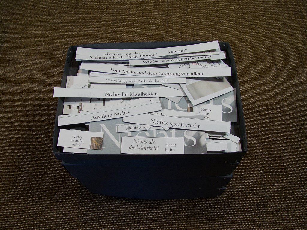 Nichts-Sammlung. Zeitungsausschnitte, Tagesspiegel. Auf Pappe kaschiert und sortiert.