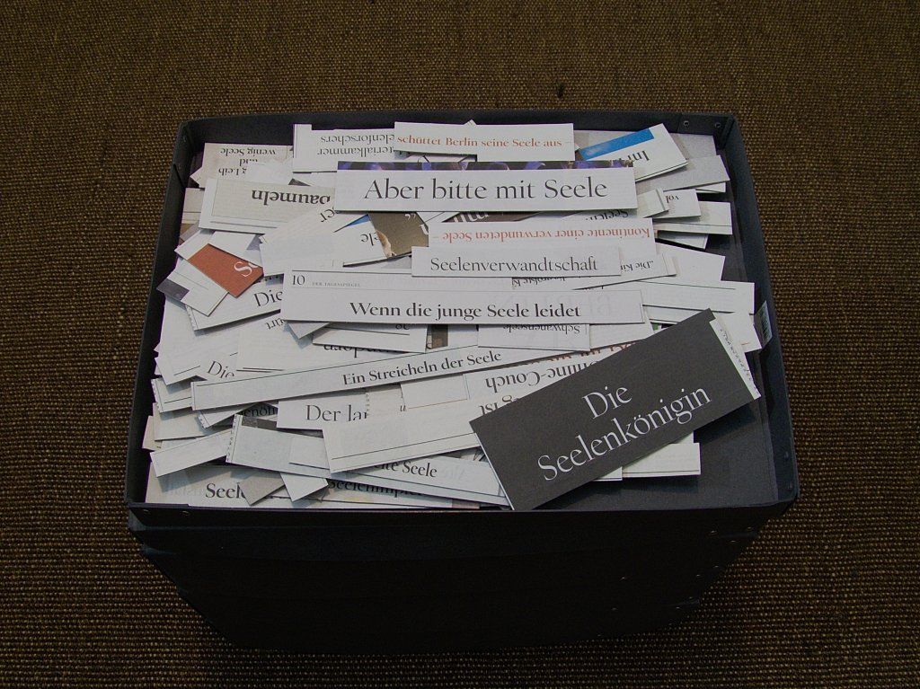 Seelen-Sammlung. Zeitungsausschnitte, Tagesspiegel. Auf Pappe kaschiert und sortiert.