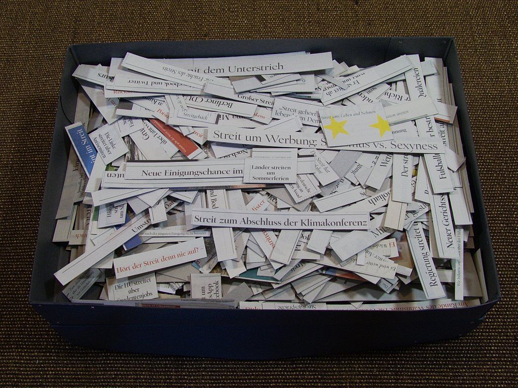 Streit-Sammlung. Zeitungsausschnitte, Tagesspiegel. Auf Pappe kaschiert und sortiert.