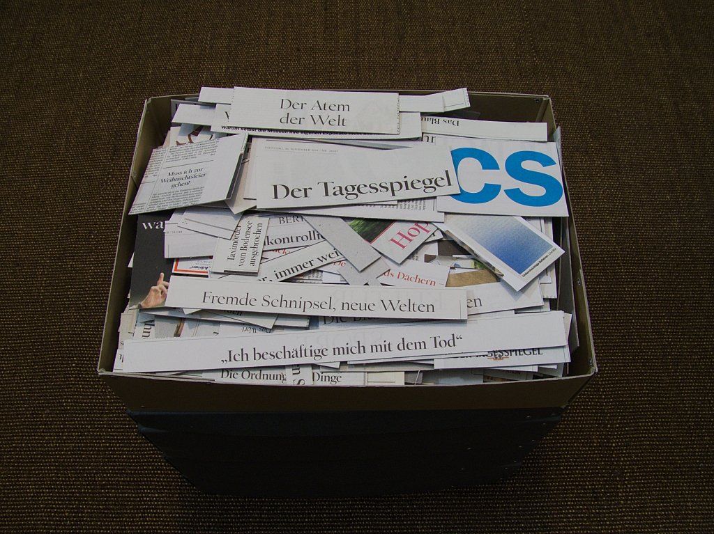 Körper-Sammlung. Zeitungsausschnitte, Tagesspiegel. Auf Pappe kaschiert und sortiert.