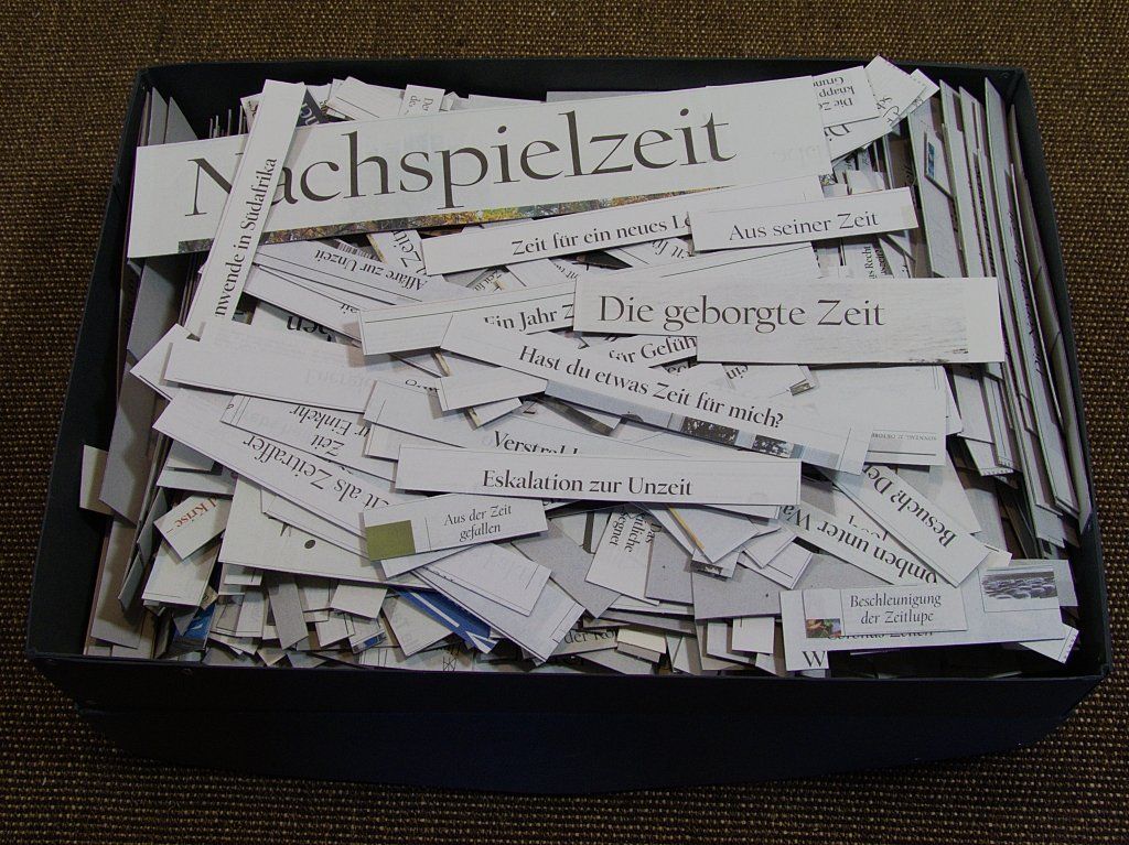 Eine große Kiste mit Zeitungsausschnitten, auf denen eine Überschrift das Wort Monster enthält.