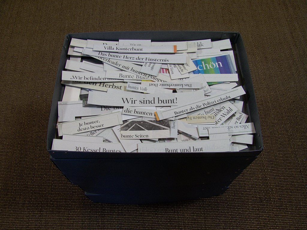 Bunte-Sammlung. Zeitungsausschnitte, Tagesspiegel. Auf Pappe kaschiert und sortiert.