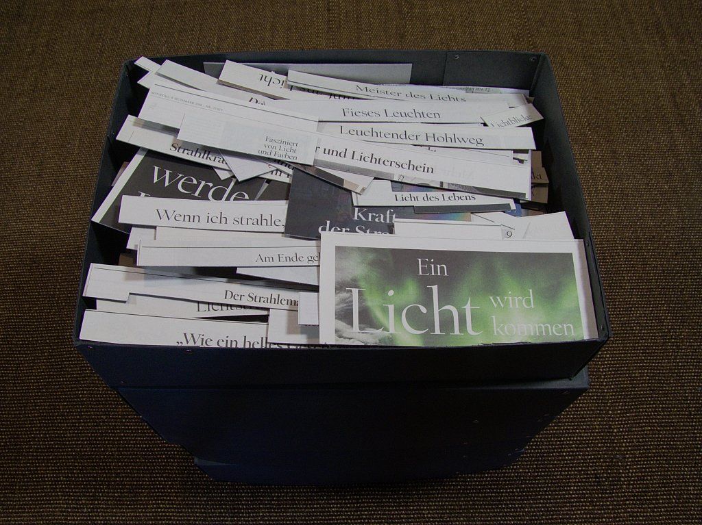 Licht-Sammlung. Zeitungsausschnitte, Tagesspiegel. Auf Pappe kaschiert und sortiert.