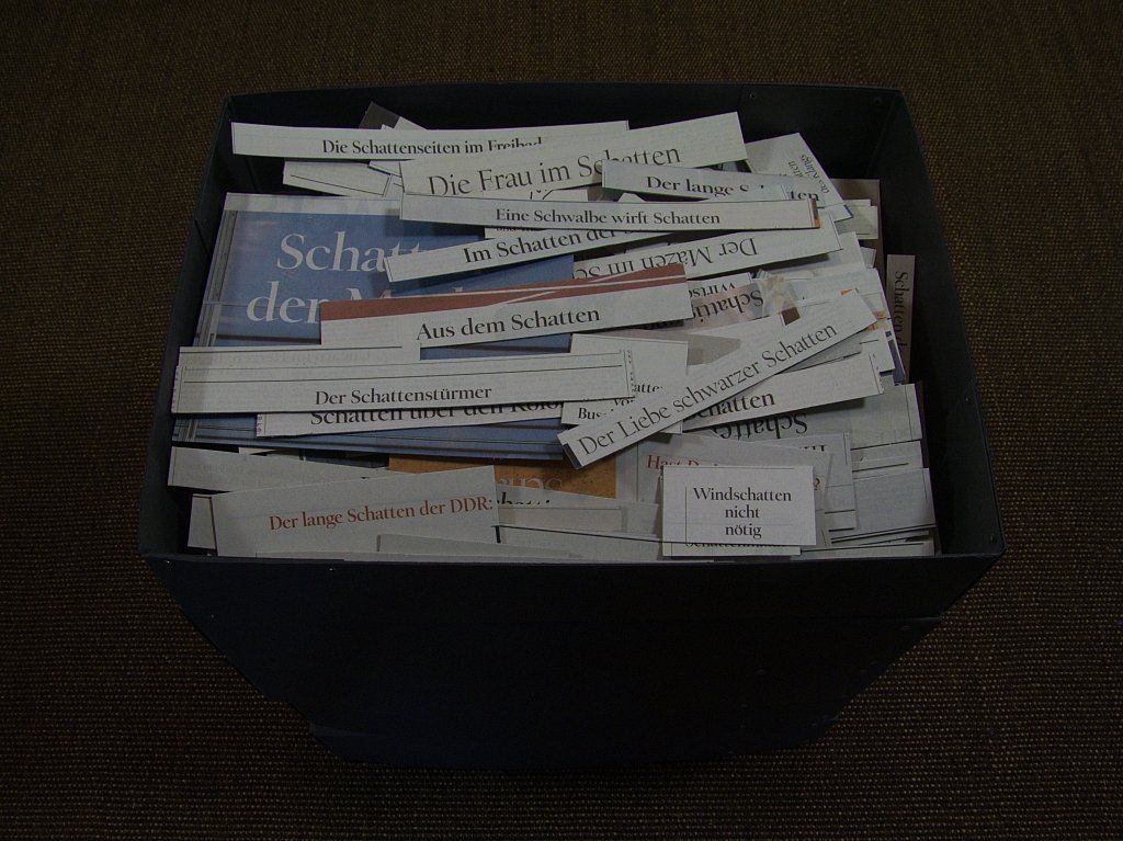 Schatten-Sammlung. Zeitungsausschnitte, Tagesspiegel. Auf Pappe kaschiert und sortiert.