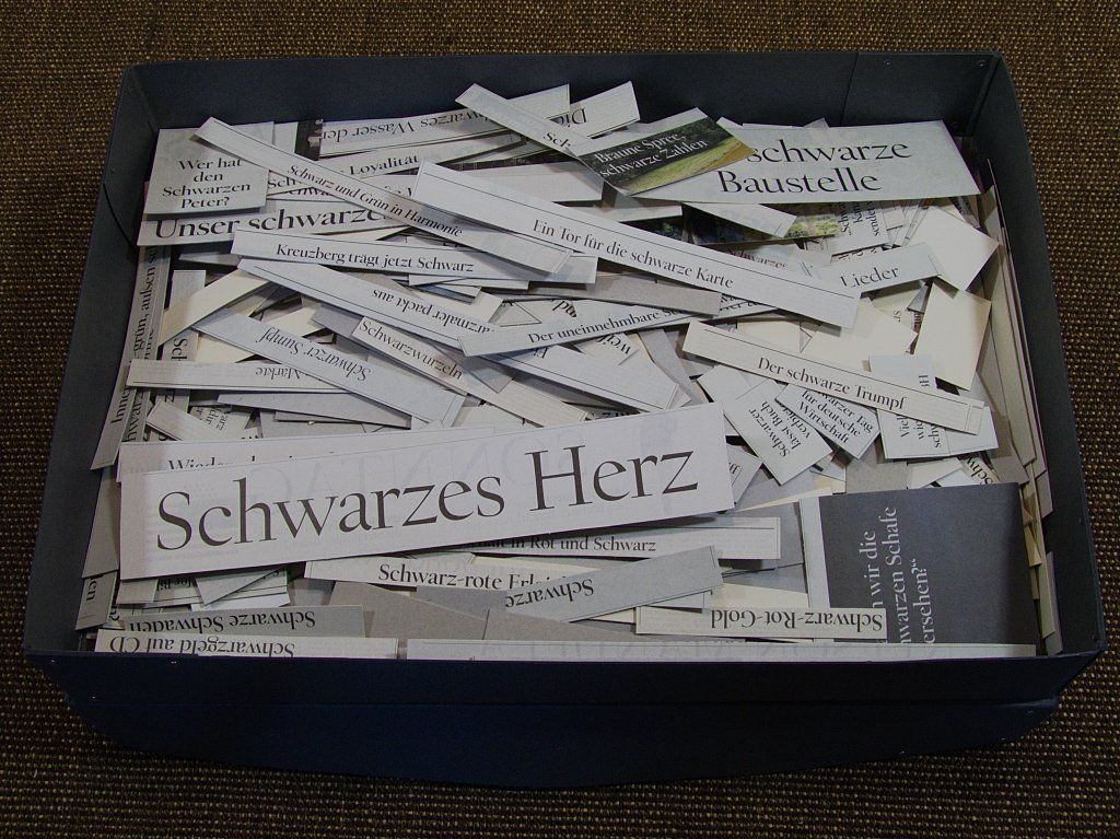 Schwarz-Sammlung. Zeitungsausschnitte, Tagesspiegel. Auf Pappe kaschiert und sortiert.