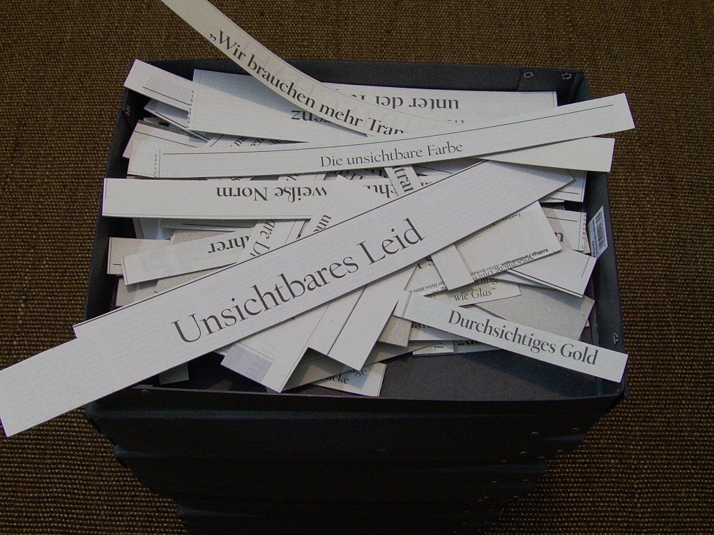 Unsichtbar-Sammlung. Zeitungsausschnitte, Tagesspiegel. Auf Pappe kaschiert und sortiert.