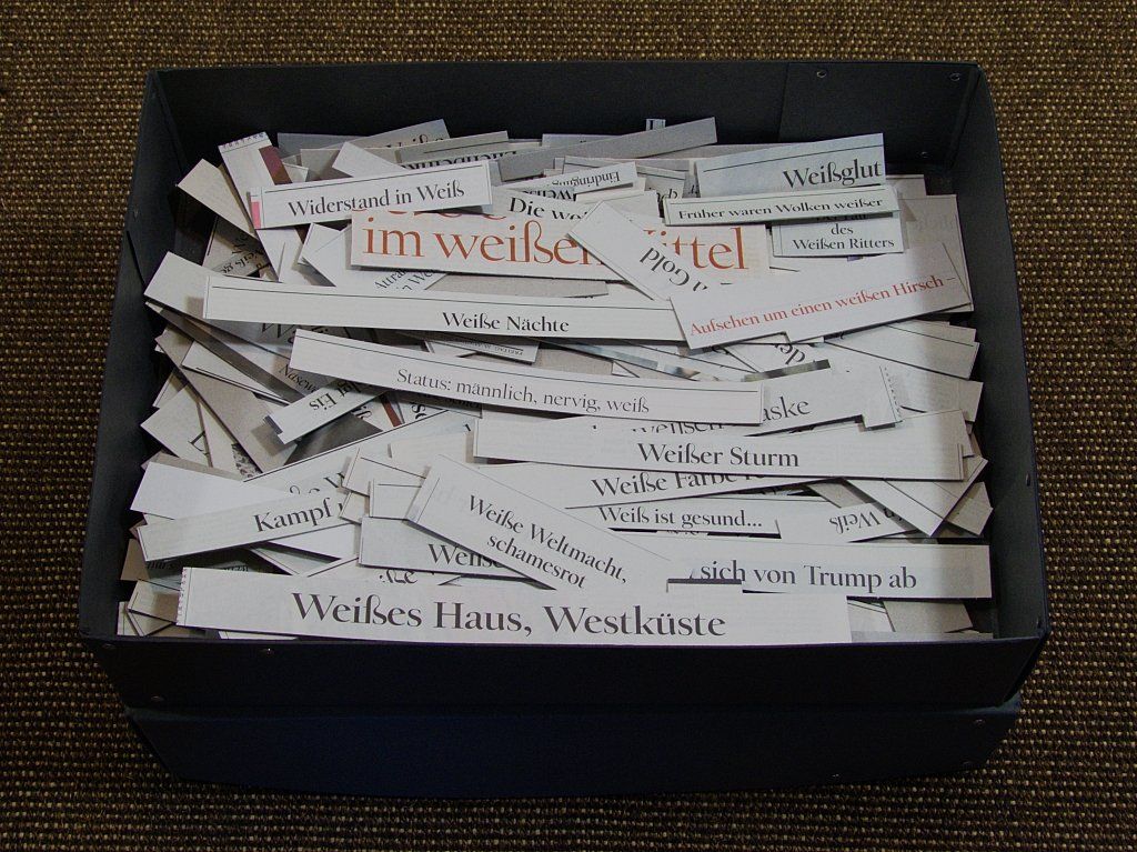 weiß-Sammlung. Zeitungsausschnitte, Tagesspiegel. Auf Pappe kaschiert und sortiert.