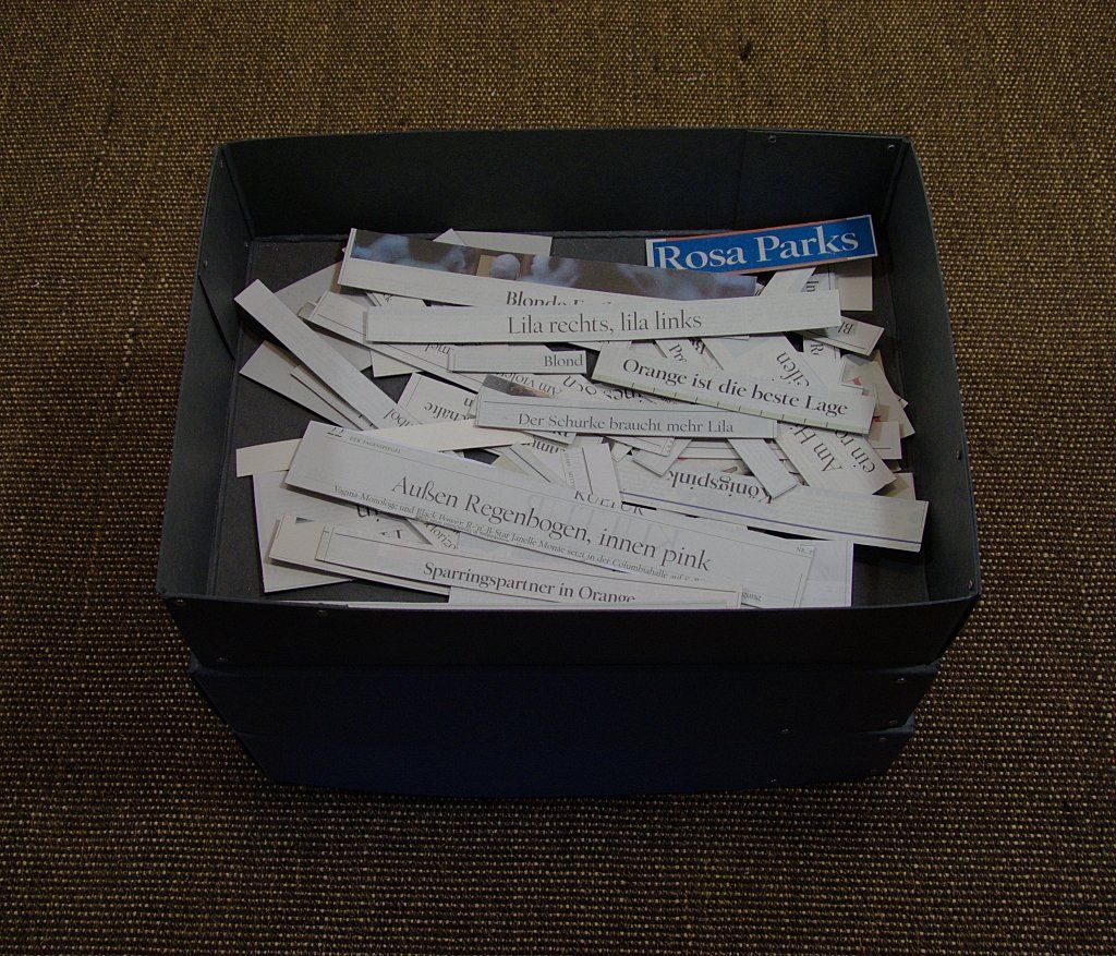 Farbrest-Sammlung. Zeitungsausschnitte, Tagesspiegel. Auf Pappe kaschiert und sortiert.