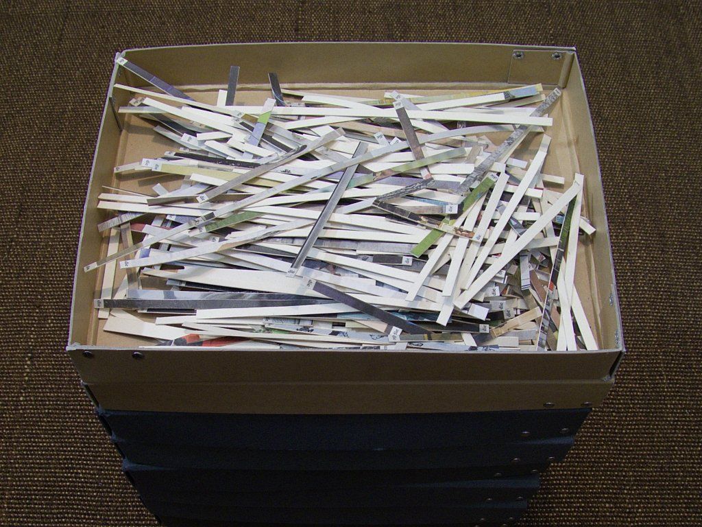 die-Sammlung. Zeitungsausschnitte, Welt. Auf Pappe kaschiert und sortiert.