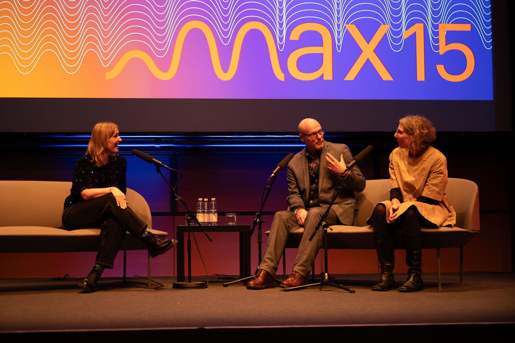 Carsten Schneider im Gespräch mit Katrin Zipse (rechts) und der Moderatorin Ingrid Wenzel. Carsten Schneider im Gespräch mit Katrin Zipse (rechts) und der Moderatorin Ingrid Wenzel.