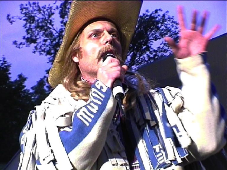 Carsten Schneider in einem Freilufttheaterstück der Volksbühne Berlin als Buffalo Bill. Photo von Katrin Krumbein