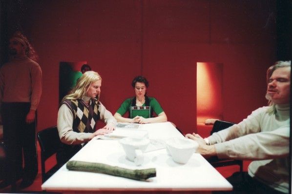 Carsten Schneider siitzt zu Tisch. Photo von Katrin Krumbein