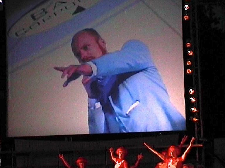 Carsten Schneider als Schauspieler in einem avantgardistischen Kostüm von Kathrin Krumbein, Theaterhaus Jena.