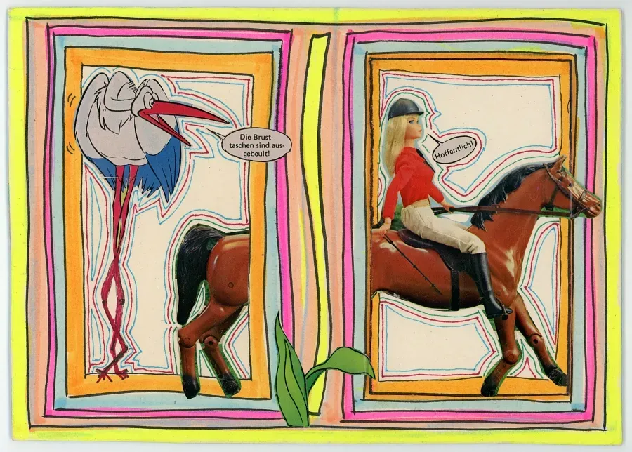 Postkartenrückseite mit Storch, Pferd mit Reiterin, Sprechblasen und leerem Adressfeld.