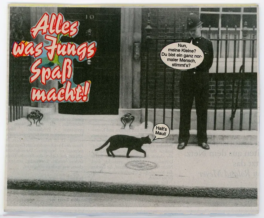 Postkarte mit schwarzer Katze, Polizist und roter Schrift „Alles was Jungs Spaß macht!“.