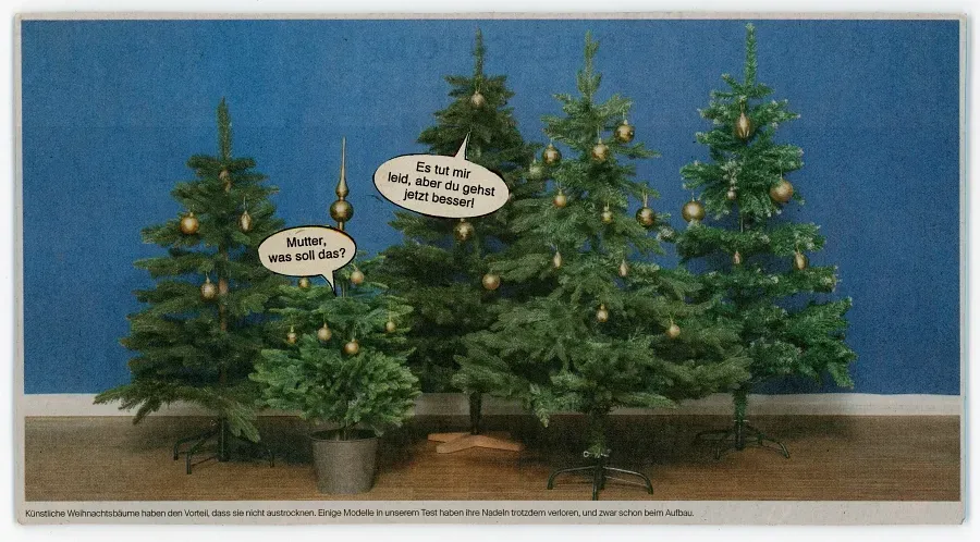 Postkarte mit mehreren künstlichen Weihnachtsbäumen und Sprechblasen zwischen kleinem und großem Baum.