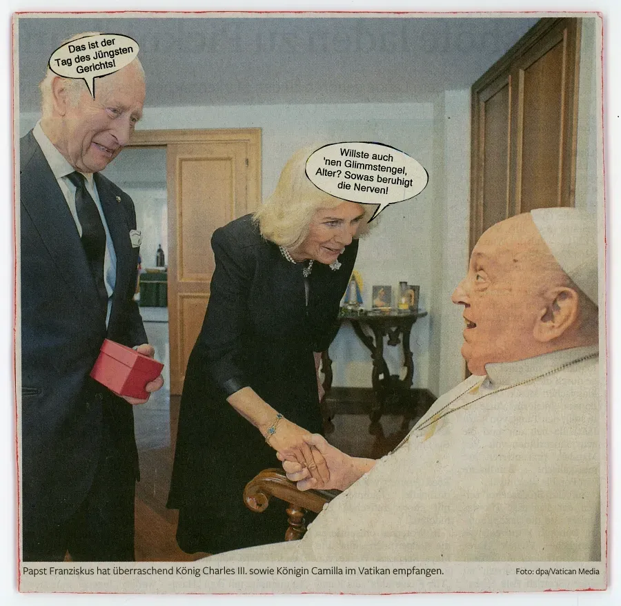 Postkarte mit König Charles, Camilla und Papst Franziskus, dazu drei verfremdende Sprechblasen.