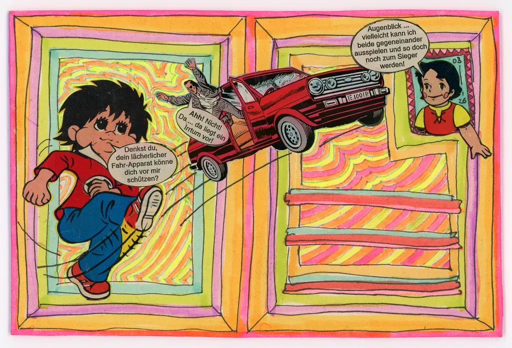 Postkartenrückseite mit Comicjunge, rotem Auto, springender Figur und mehreren Sprechblasen.
