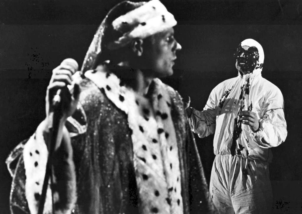 Carsten Schneider und Adrian Frieling. Kostüme von Kathrin Krumbein