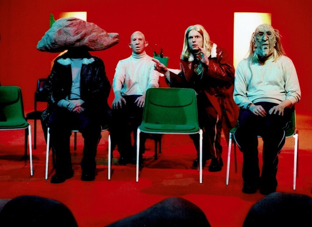 Carsten Schneider mit langem blondem Haar. Photo Katrin Krumbein