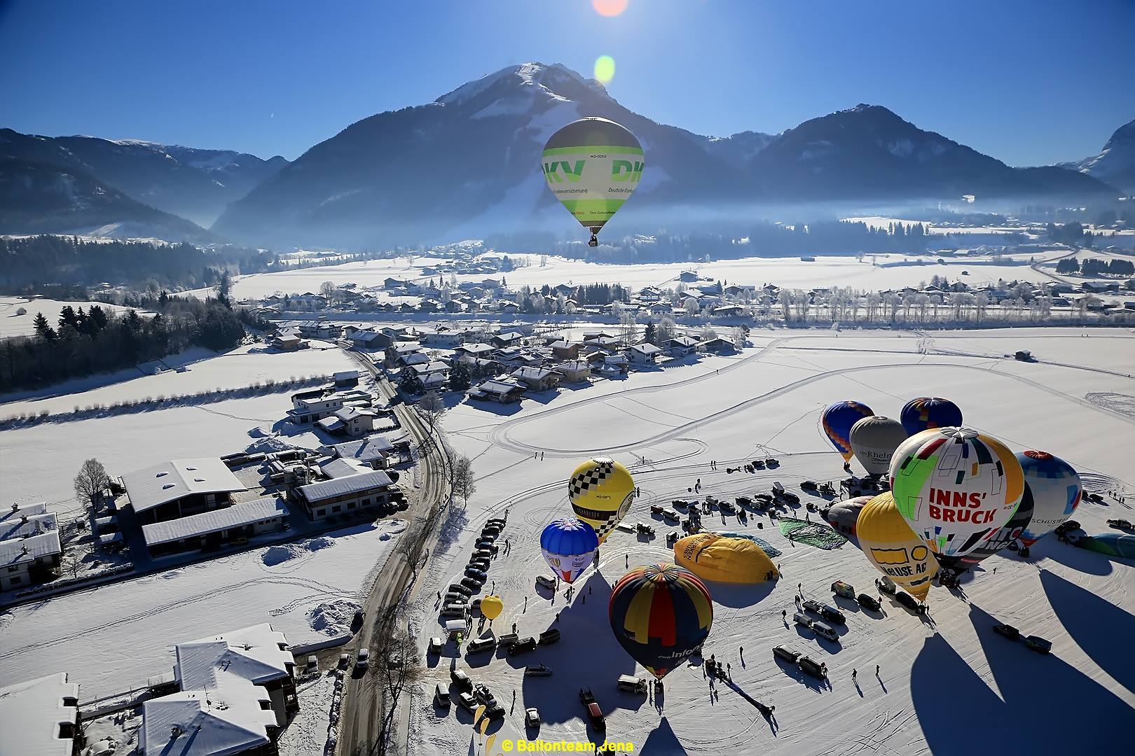 DKV über den startenden Ballonen