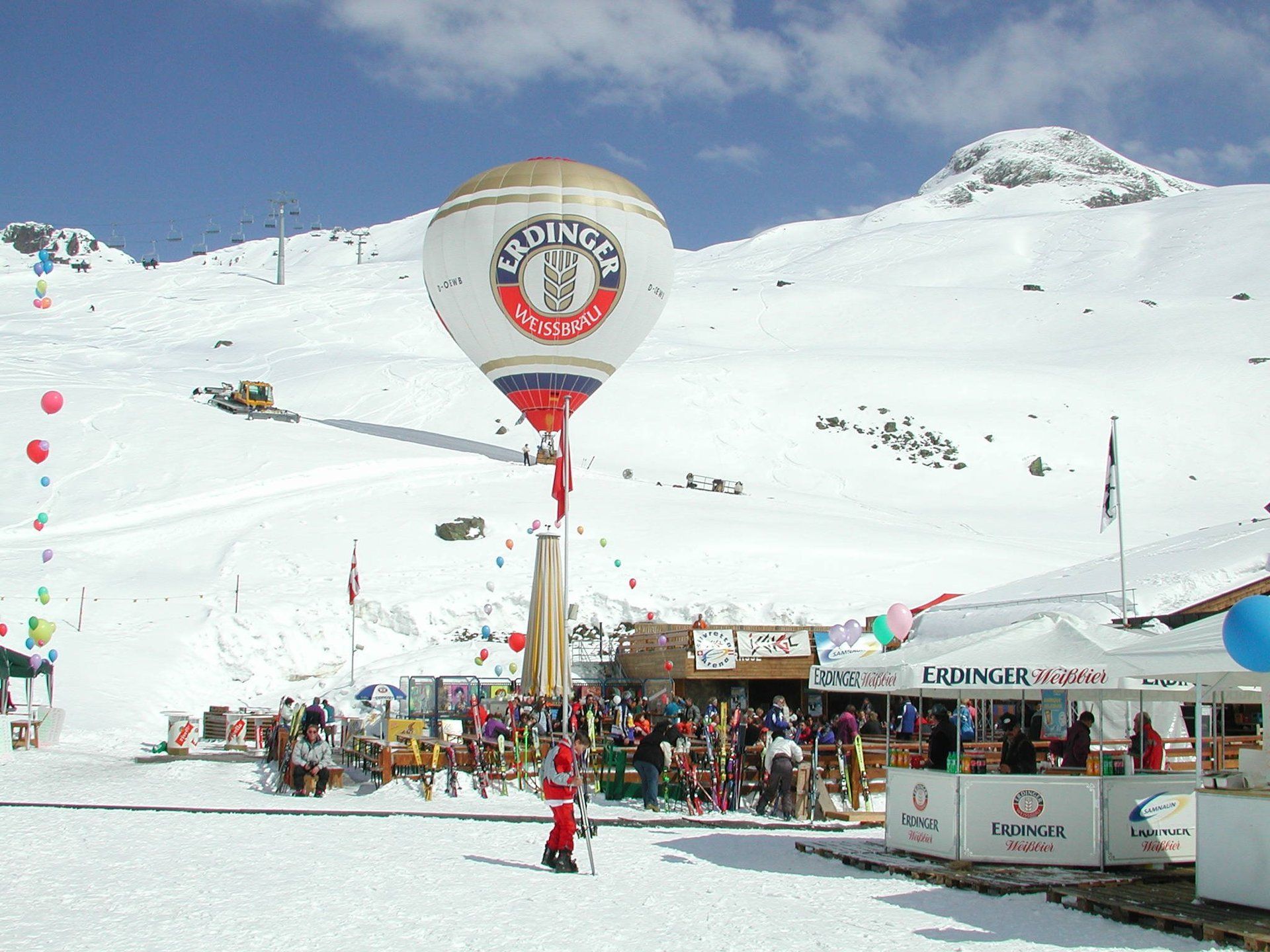 Ballon als Blickfang am Berg