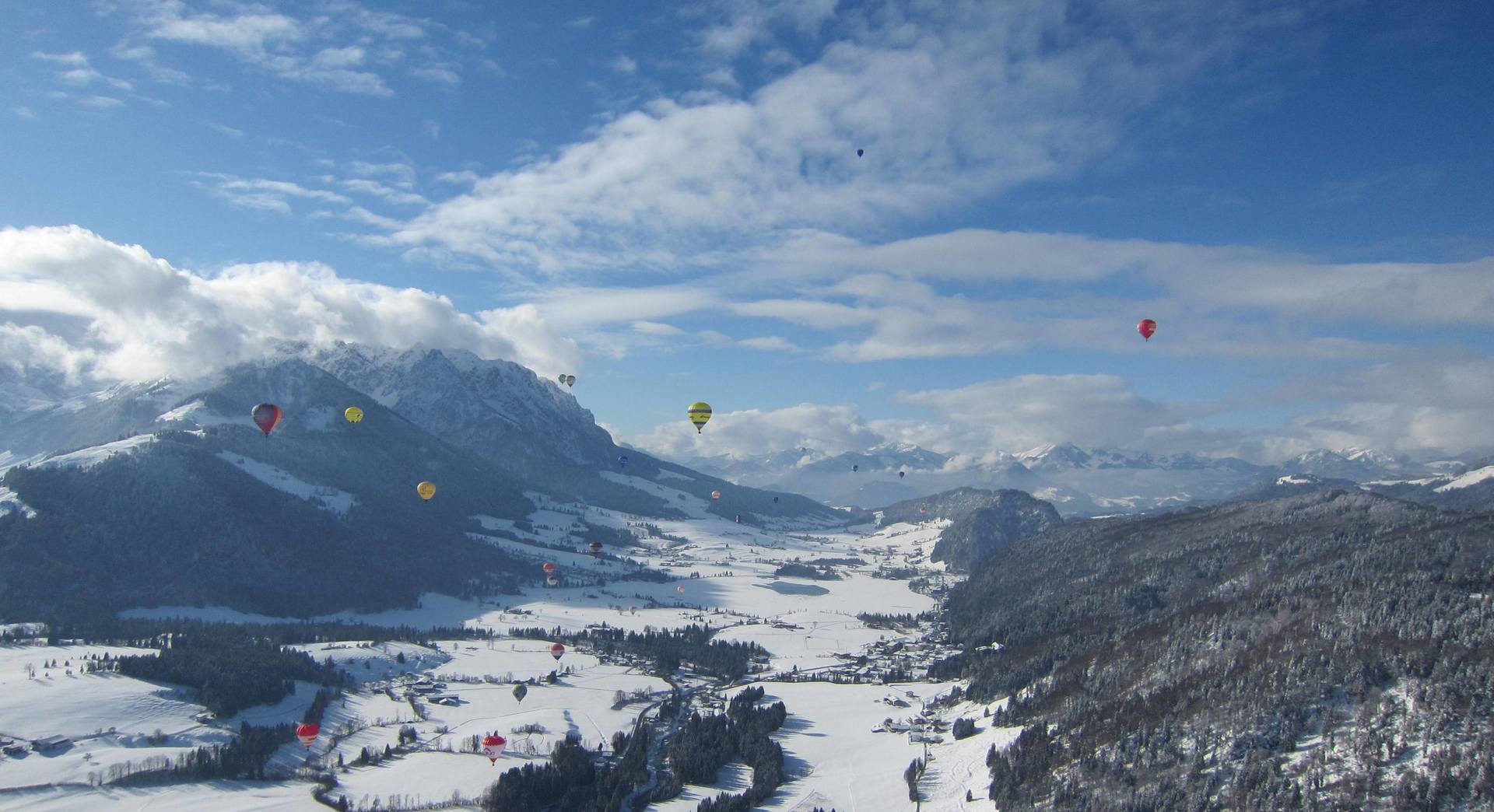 Ballone über dem Kaiserwinkl