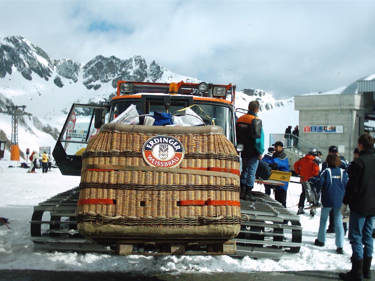 Ballontransport auf der Alp Trida