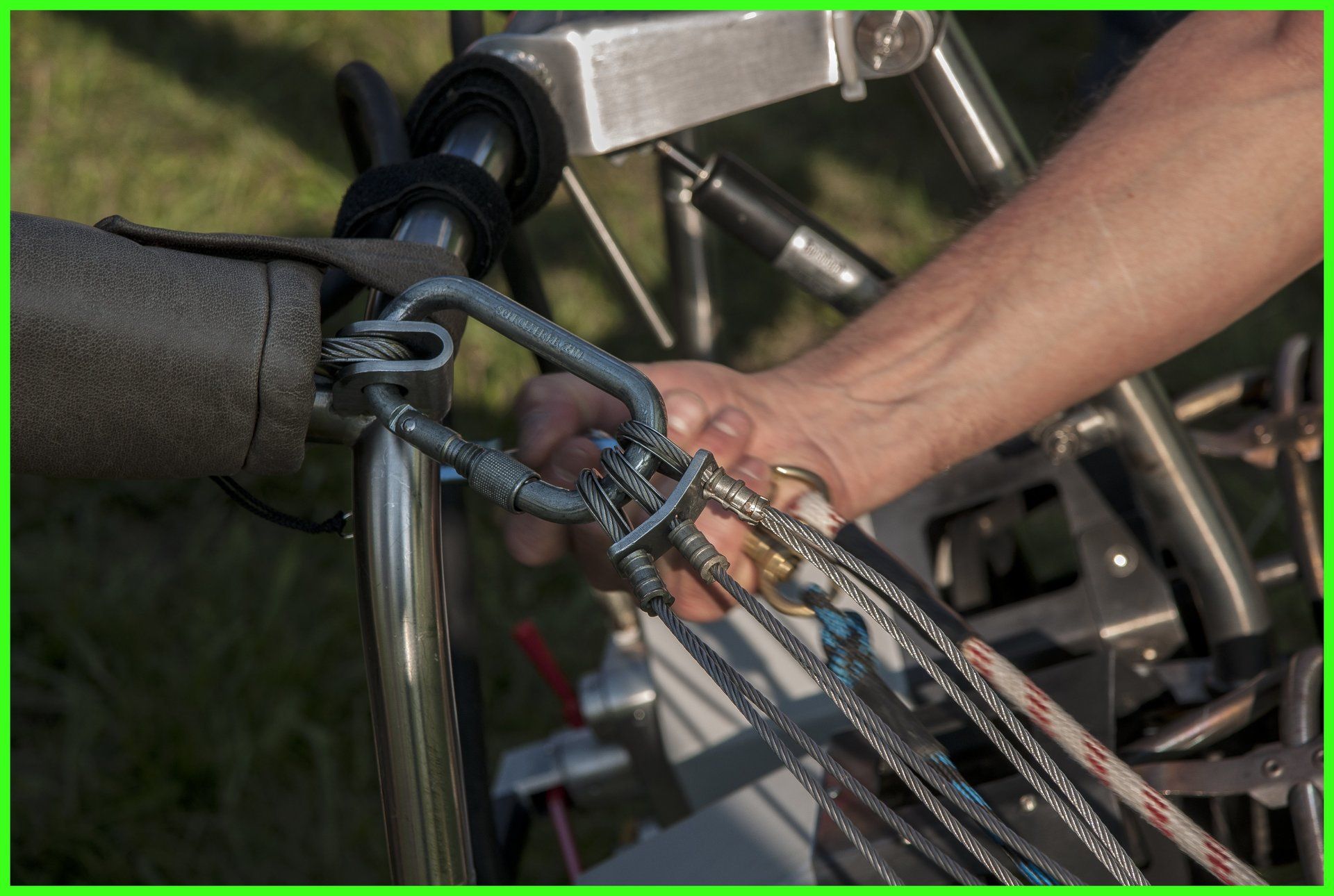 Die Karabiner-Verbindung zwischen Korb und Hülle